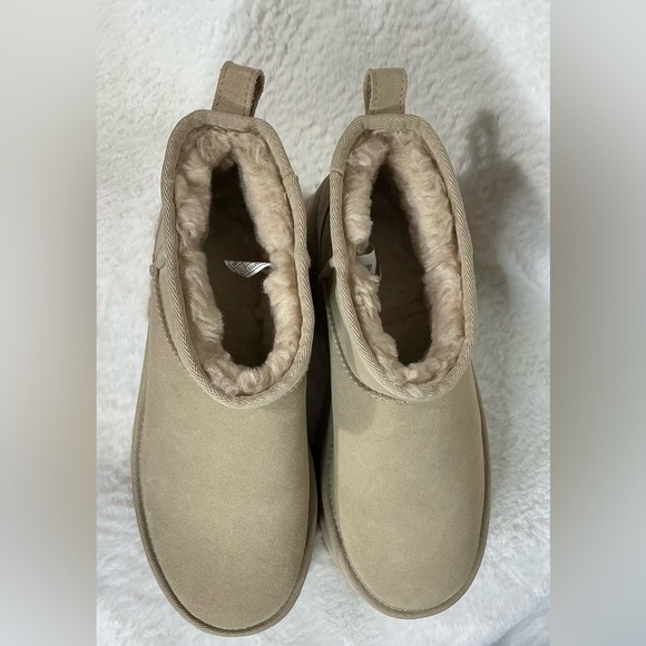 UGG Women's Tan Winter Boots Mini - Picture 8 of 8